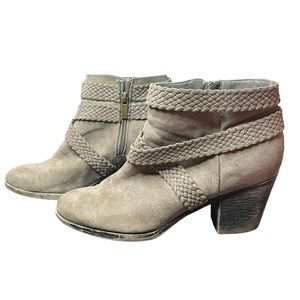 Journee Collection Women's Senica'Almond-toe Crisscross Gray Bootie Size 8